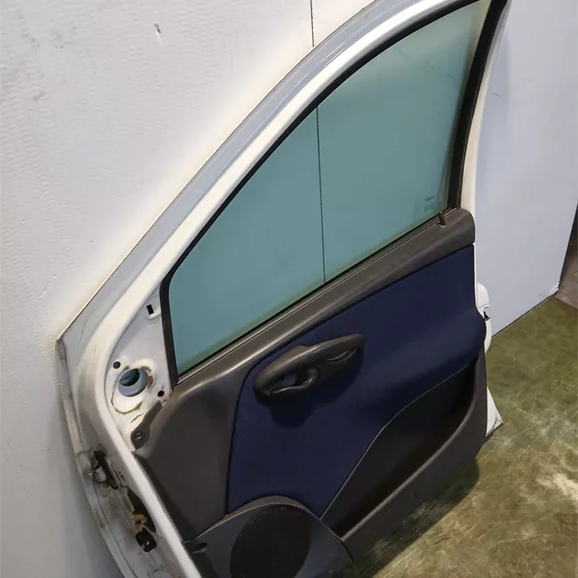 Porta anteriore destra