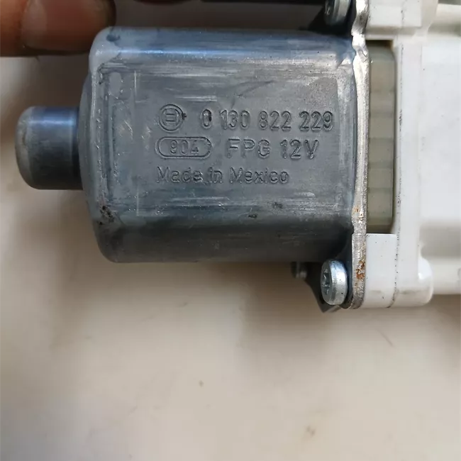 Motorino alzacristallo porta anteriore sinistro