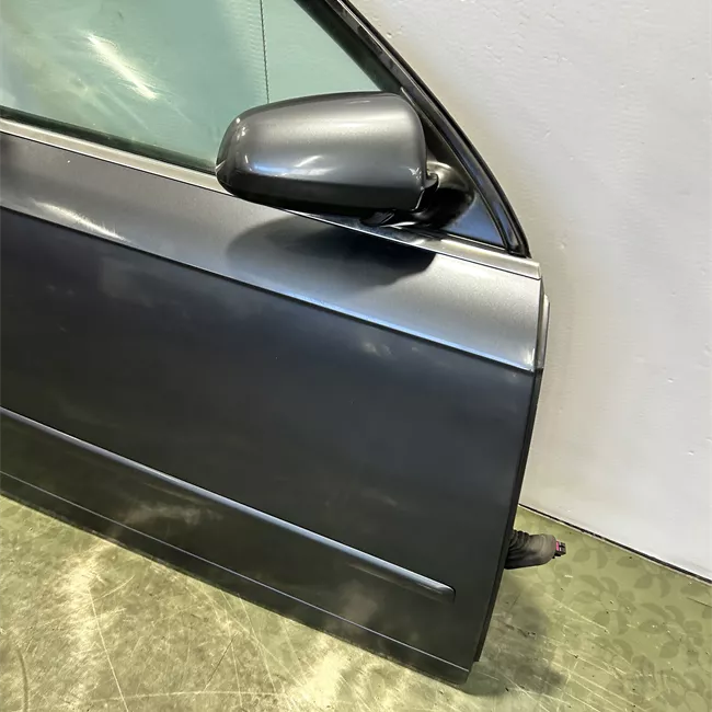 Porta anteriore destra