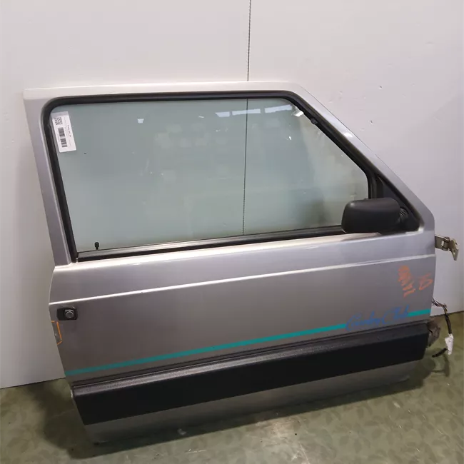Porta anteriore destra