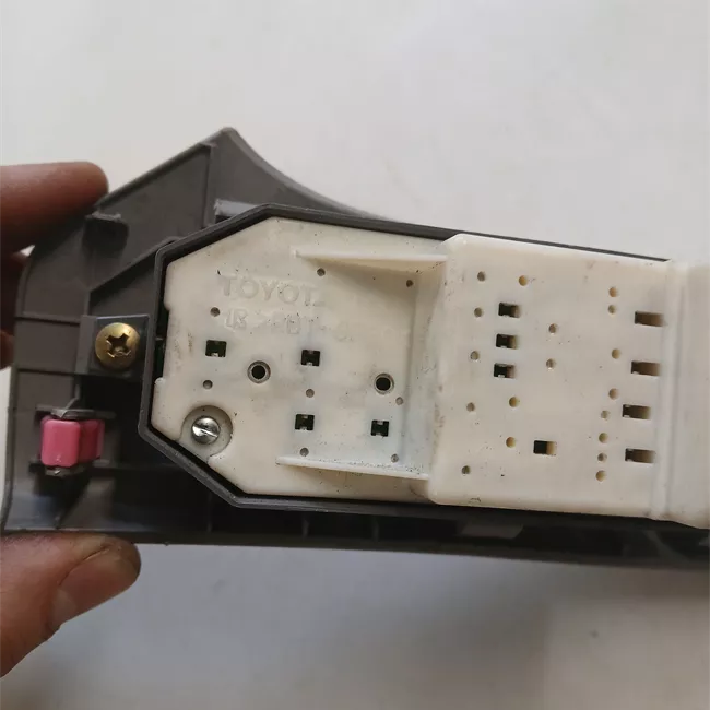 Interruttore alzacristalli porta anteriore