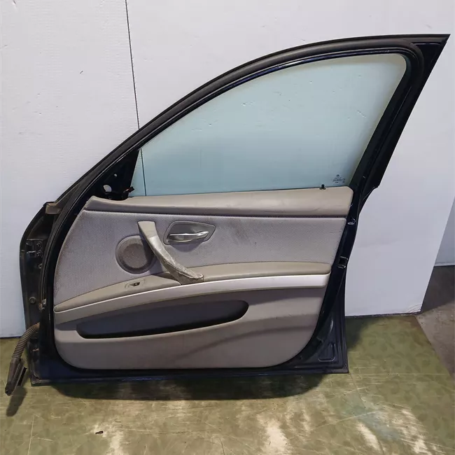 Porta anteriore destra