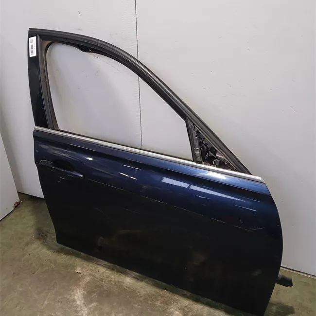 Porta anteriore destra