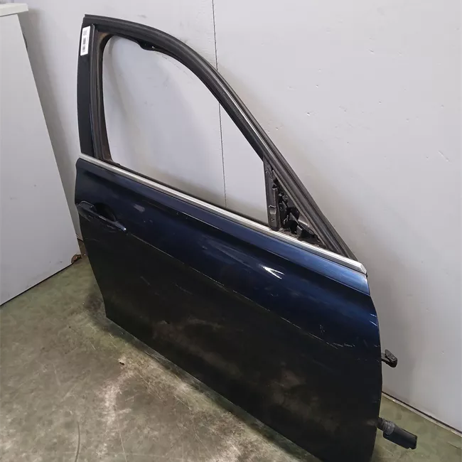 Porta anteriore destra