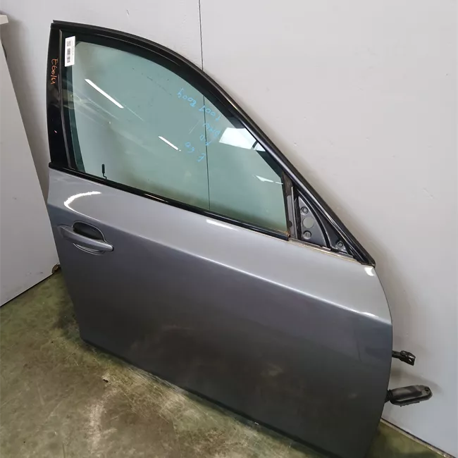 Porta anteriore destra