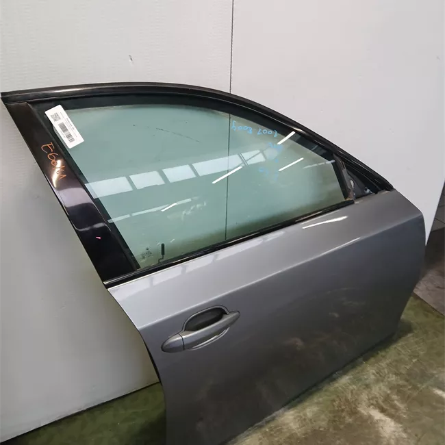 Porta anteriore destra