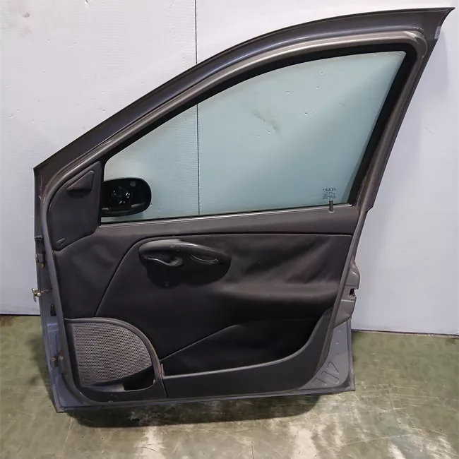 Porta anteriore destra