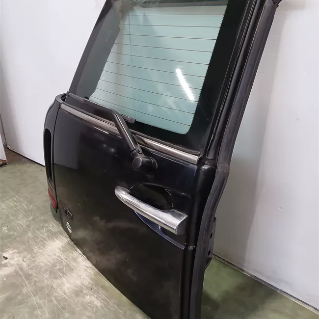 Porta carico posteriore a battente sinistra