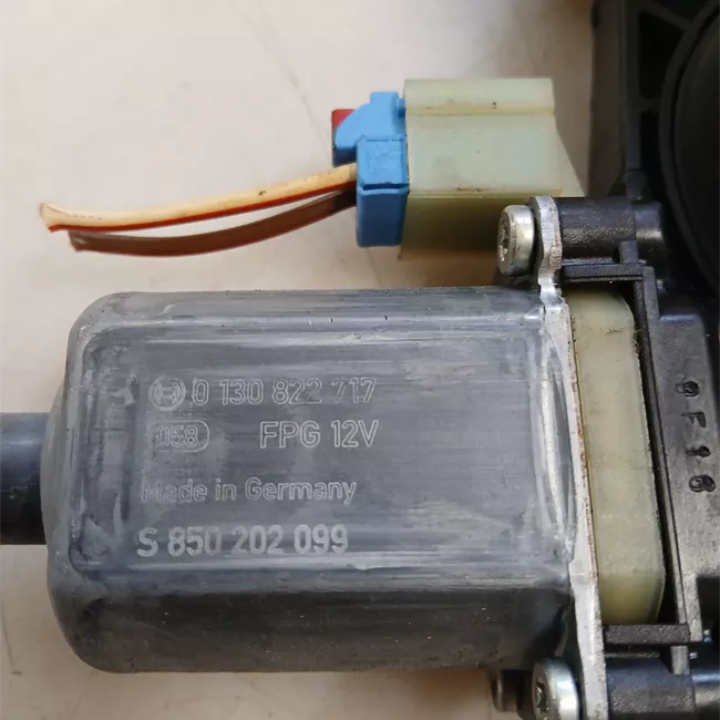 Motorino alzacristallo porta anteriore sinistro