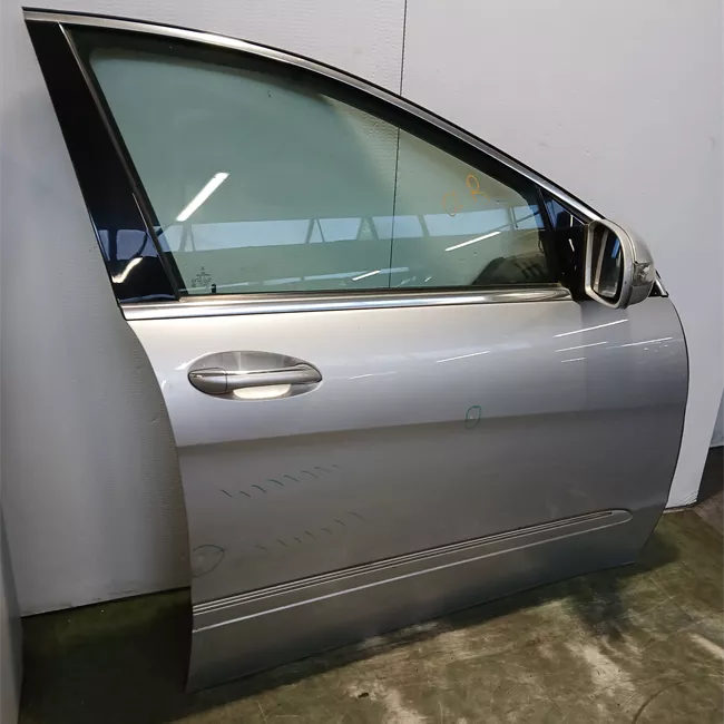 Porta anteriore destra