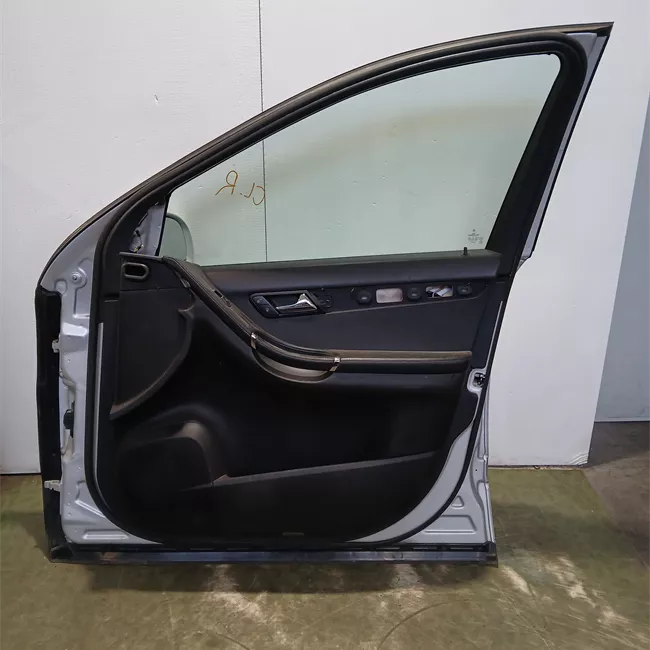 Porta anteriore destra