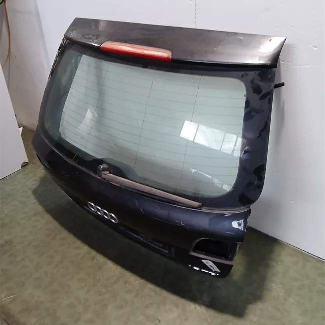 Portello posteriore con spoiler