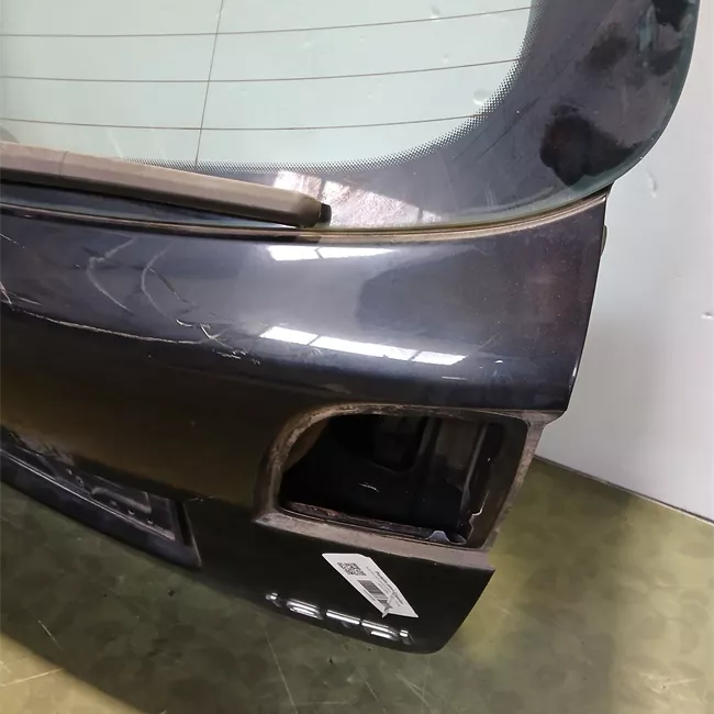 Portello posteriore con spoiler