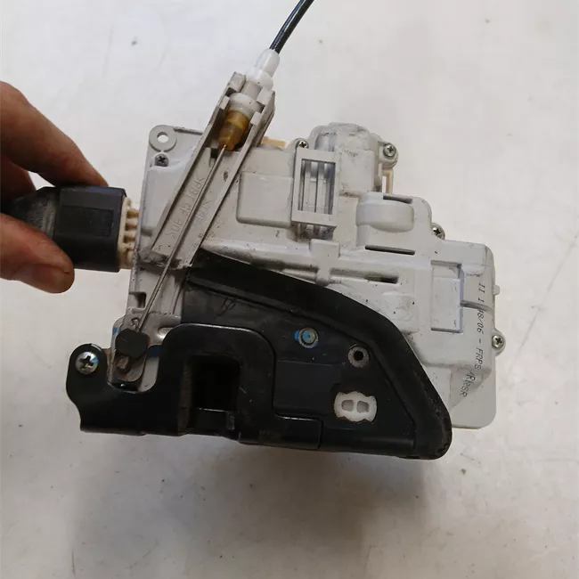 Serratura porta anteriore destra