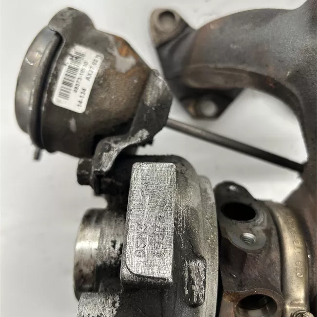 Turbocompressore con collettore scarico rotazionale