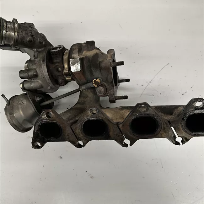 Turbocompressore con collettore scarico rotazionale