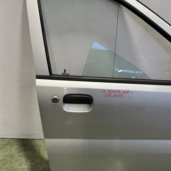 Porta anteriore destra