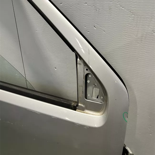 Porta anteriore destra