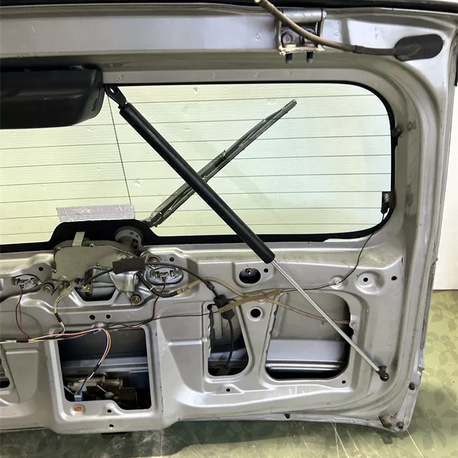 Portello posteriore con spoiler