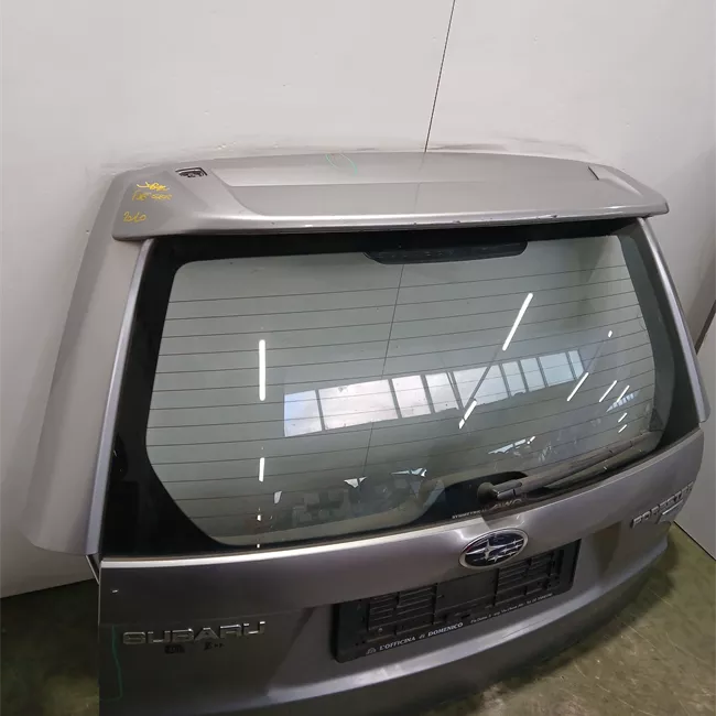 Portello posteriore con spoiler