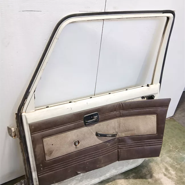 Porta anteriore destra