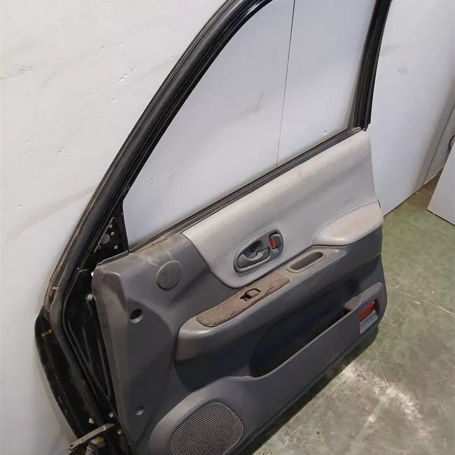 Porta anteriore destra