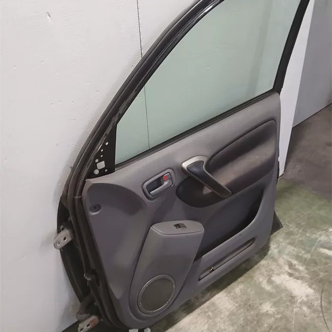 Porta anteriore destra