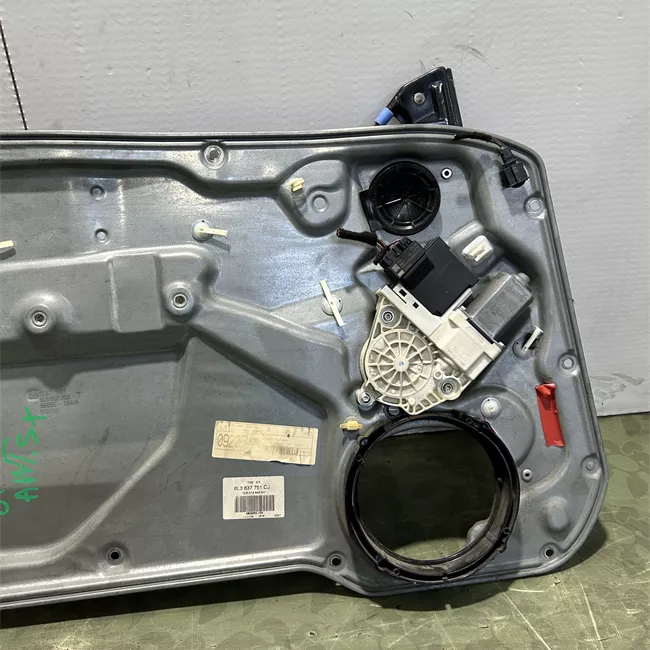 Motorino alzacristallo porta anteriore sinistro