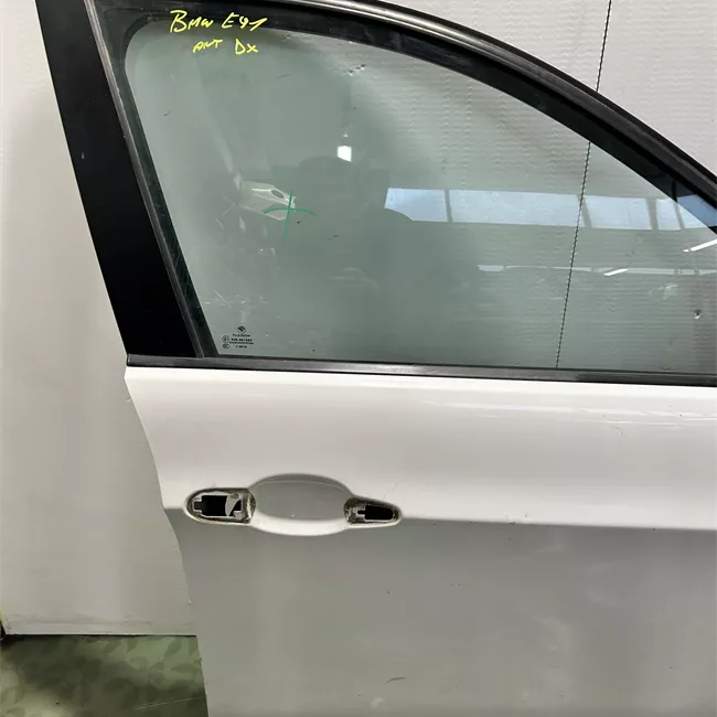 Porta anteriore destra