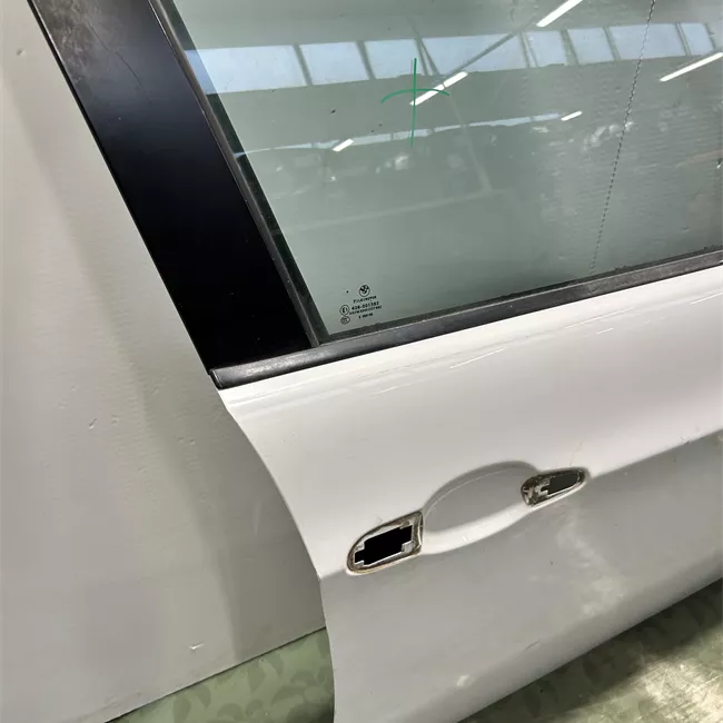 Porta anteriore destra