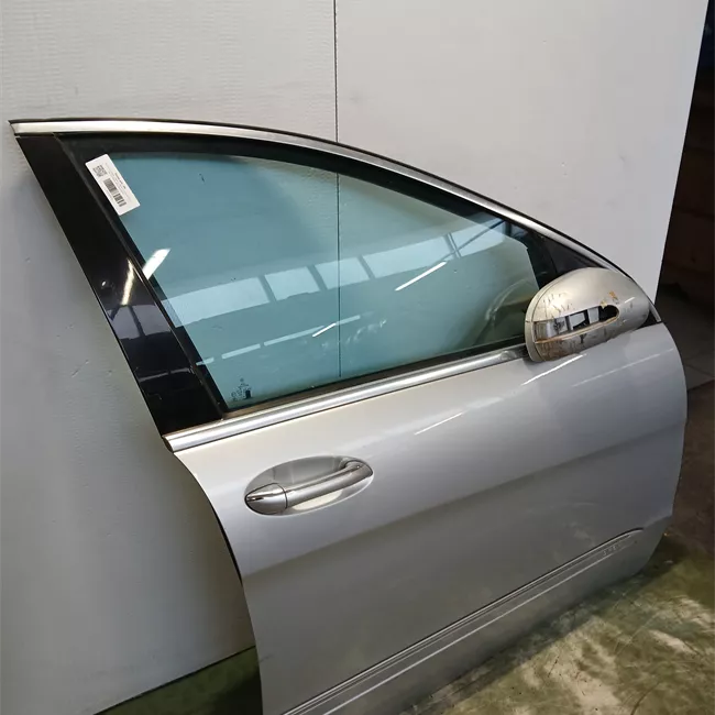 Porta anteriore destra