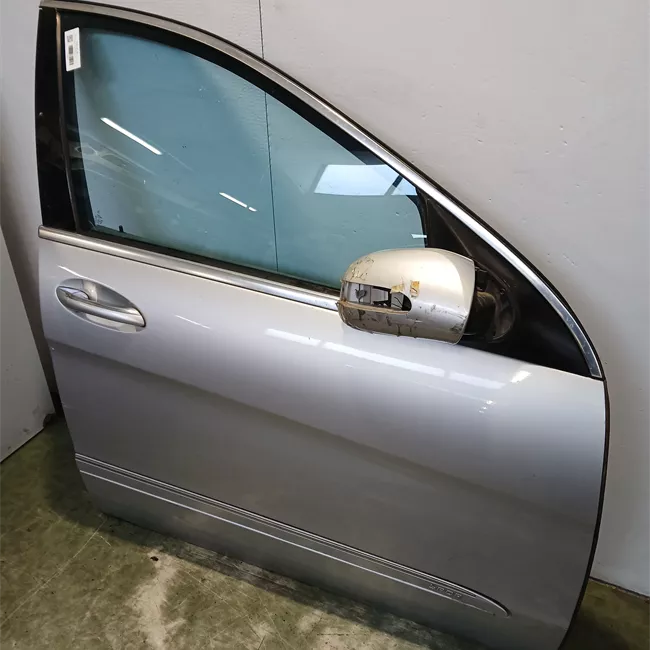 Porta anteriore destra