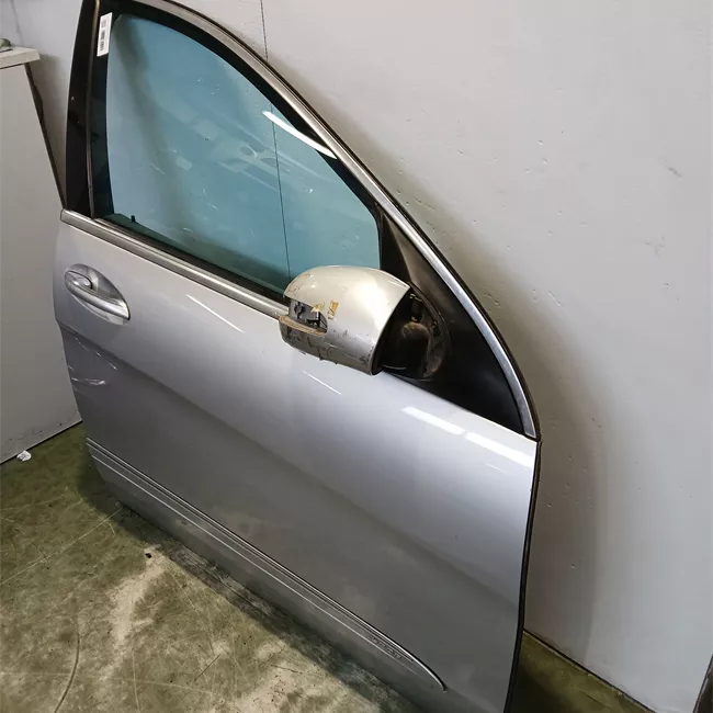 Porta anteriore destra