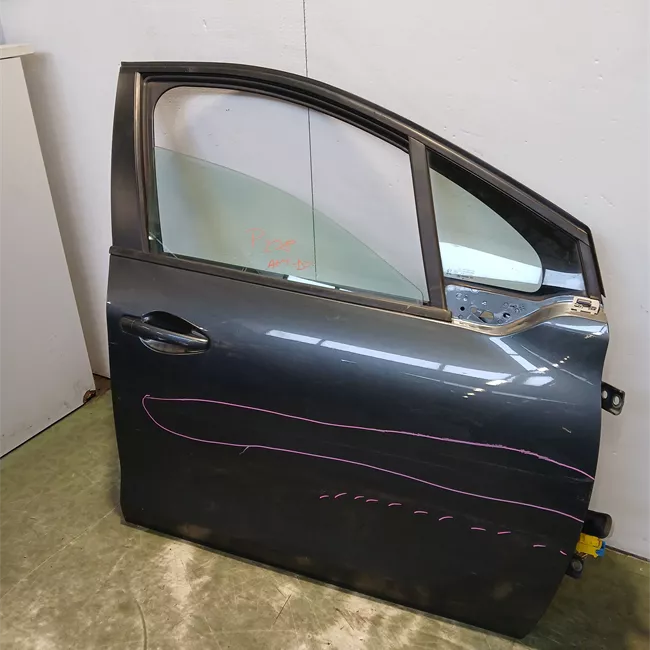 Porta anteriore destra