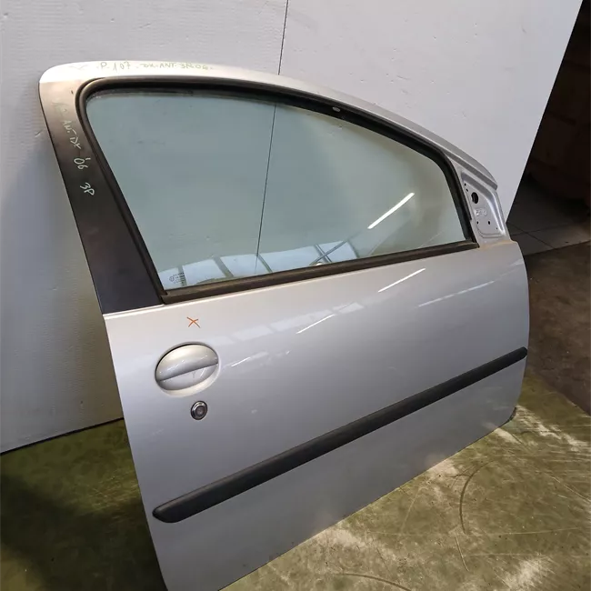 Porta anteriore destra