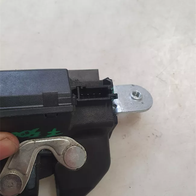 Serratura portello posteriore con aggancio