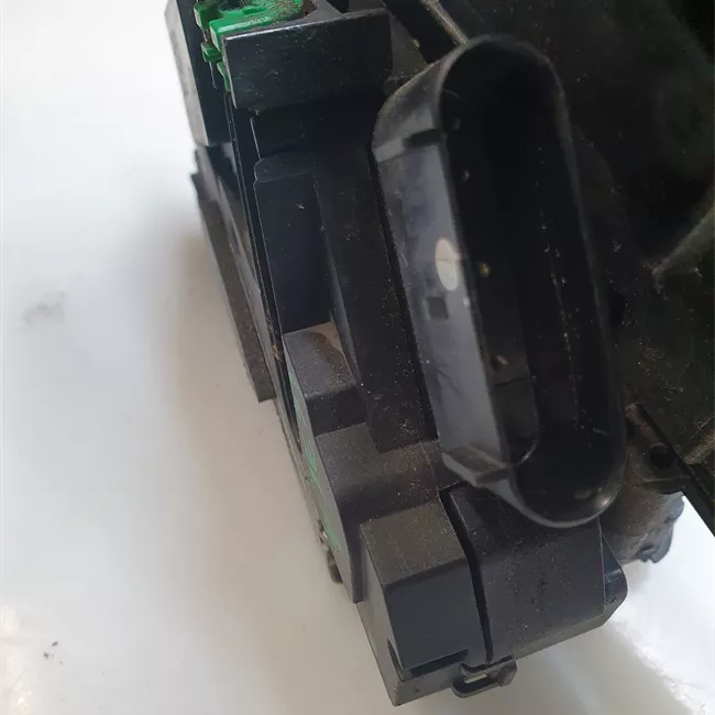 Serratura porta posteriore sinistra con sistema di chiusura centrale