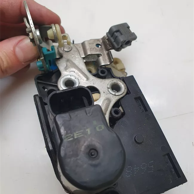 Serratura porta anteriore destra