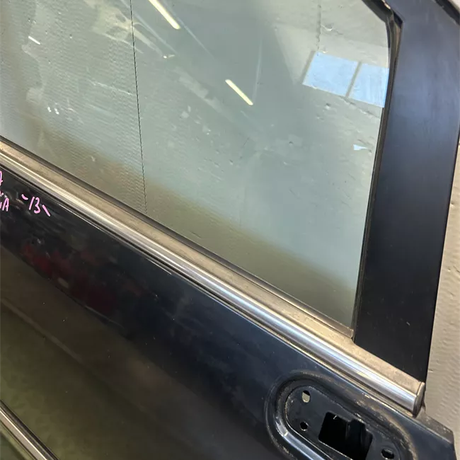 Porta anteriore destra