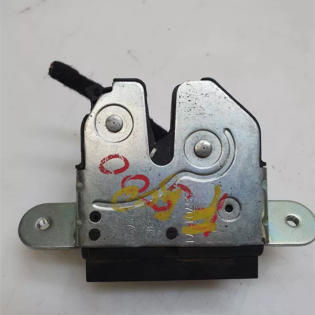 Serratura portello posteriore con aggancio