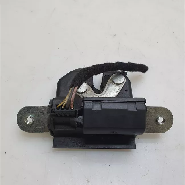 Serratura portello posteriore con aggancio