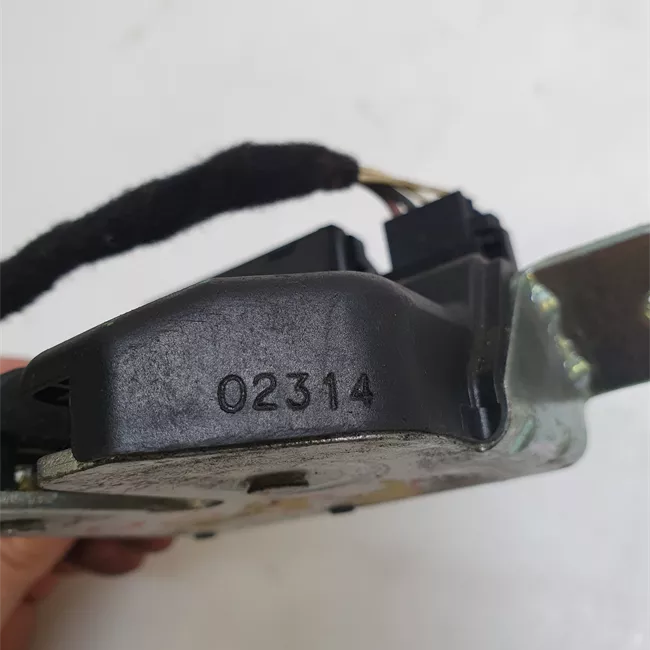 Serratura portello posteriore con aggancio