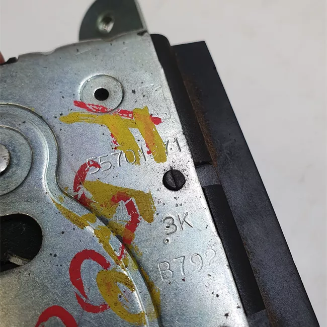 Serratura portello posteriore con aggancio