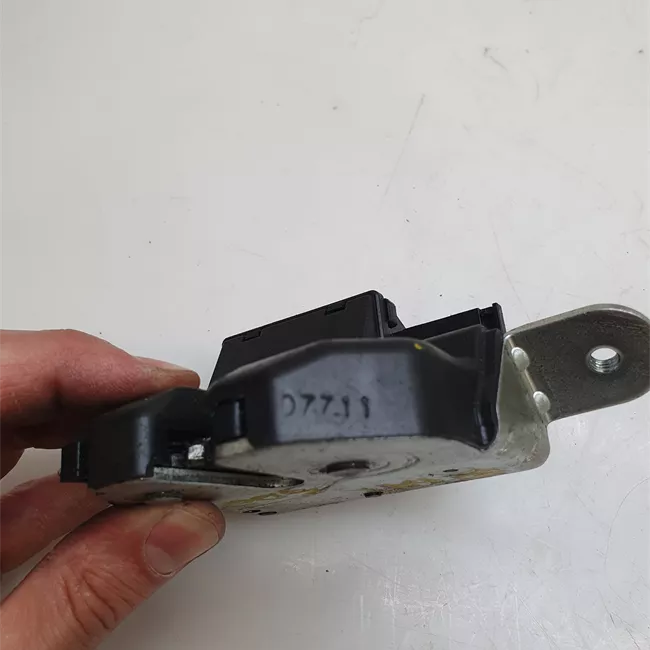 Serratura portello posteriore con aggancio