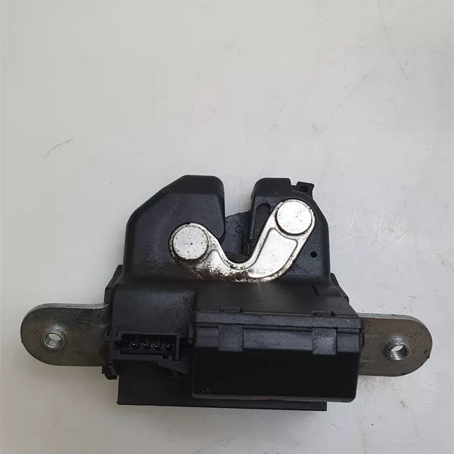 Serratura portello posteriore con aggancio