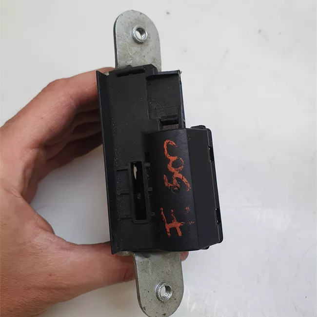 Serratura portello posteriore con aggancio