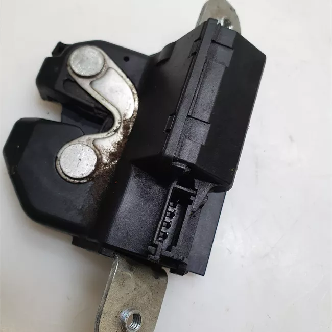 Serratura portello posteriore con aggancio