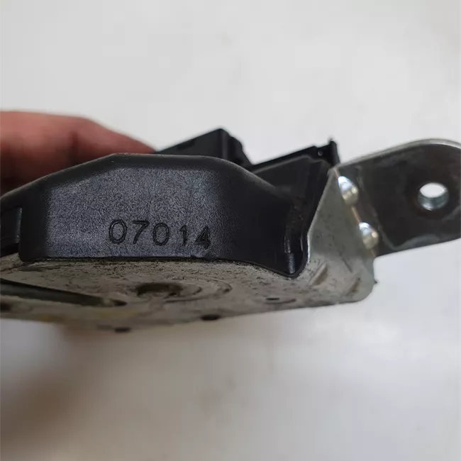 Serratura portello posteriore con aggancio