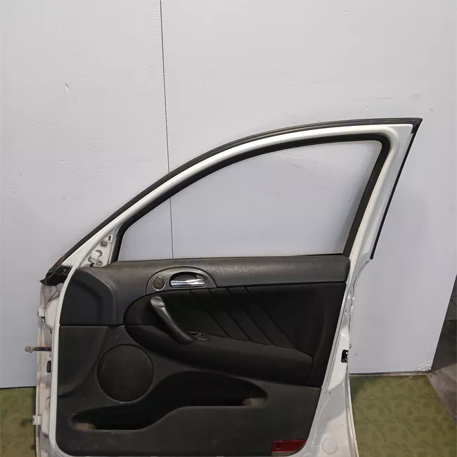 Porta anteriore destra