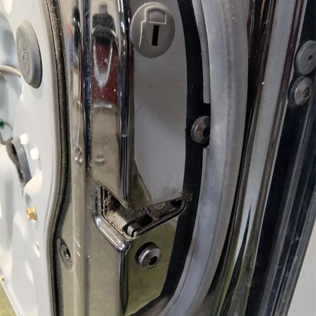 Porta anteriore destra